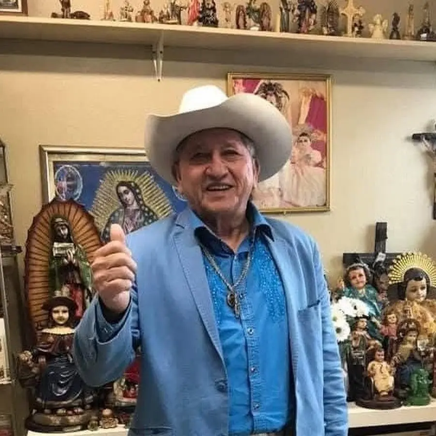 Oscar Interiano sonriendo junto a la Virgen de Guadalupe